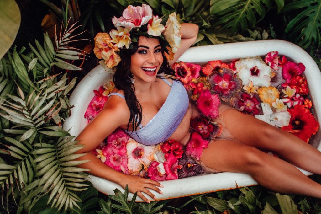 Maternity Shoot in Floral Bathtub - Guinwa